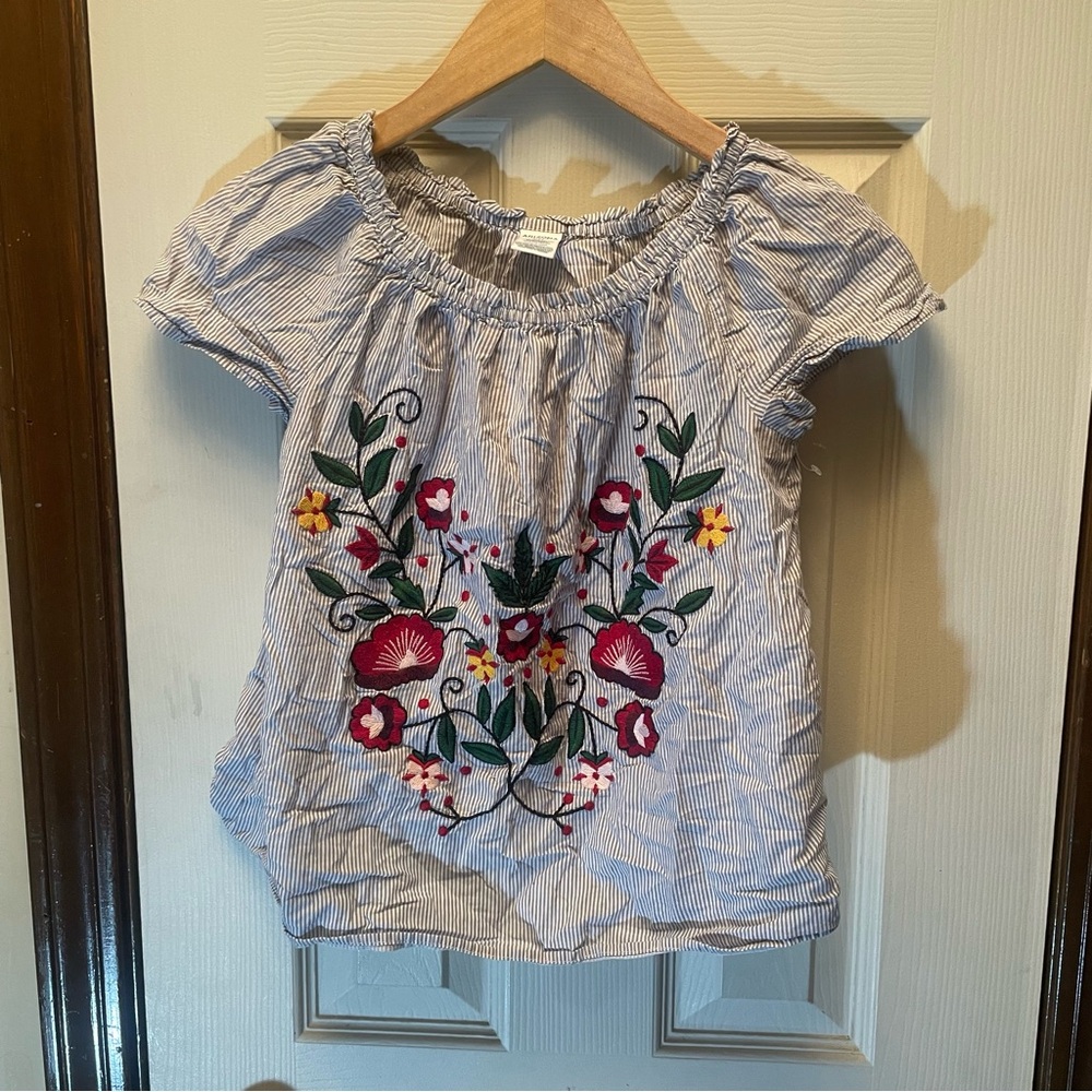 Arizona Jean Company Gray and White Peasant Blouse with Embroidery